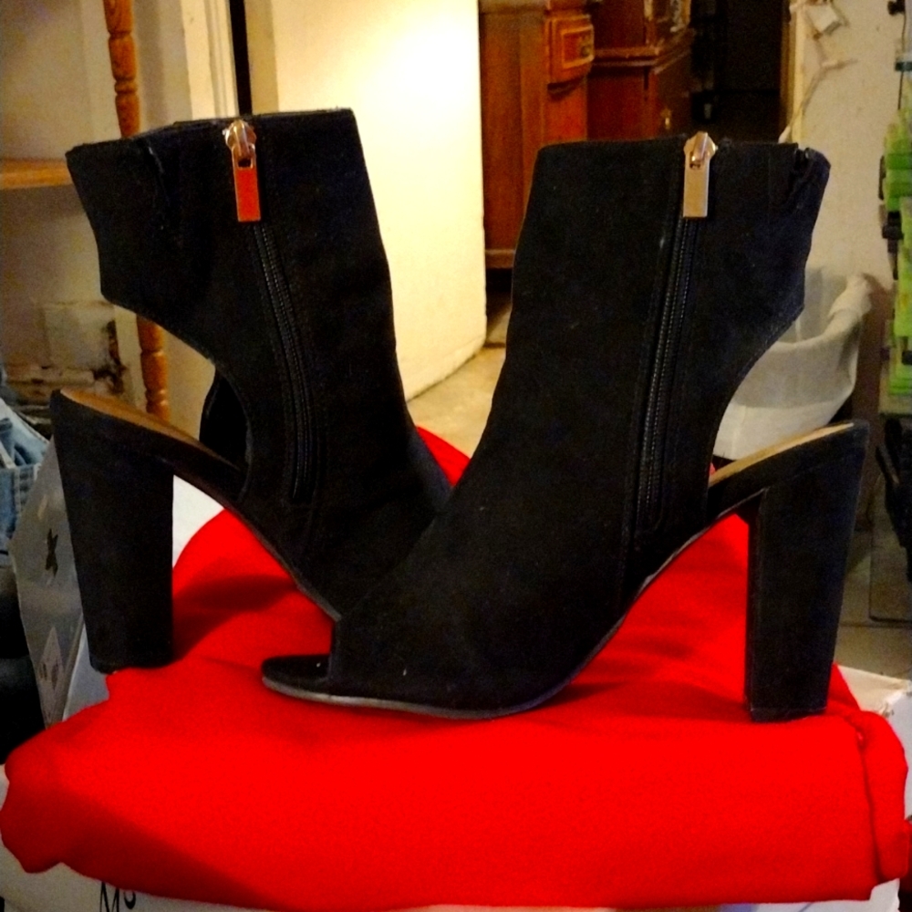 Black BaxBoo with Gold Zippers, Suede and size 7.5